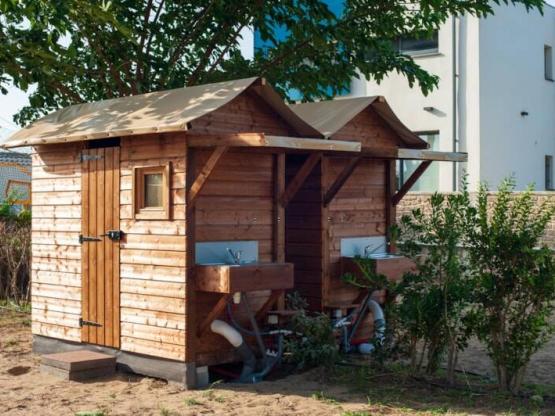 Premium Stellplatz mit eigenem Bad (1 Zelt, Wohnwagen, Wohnmobil / 1 Auto / Strom 16A)