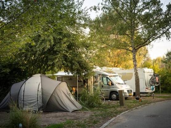 Crecy la Chapelle : Stelplatz - Doppelachse nicht erlaubt