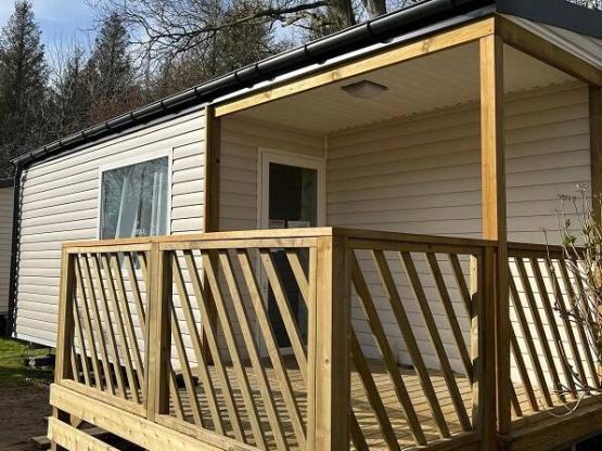 Mobilheim 25m² Premium - 2 Schlafzimmer - halbüberdachte Terrasse + TV + Geschirrspüler + BBQ