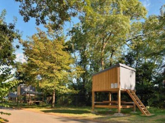 Campétoile : Holzhütte auf Stelzen mit Notschlafstelle, Bank und Tisch, ohne Strom