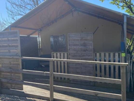 Lodege hölzerner überdachte - behindertengerecht 3 pers.