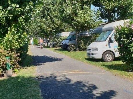 Stellplatz + Wohnmobil