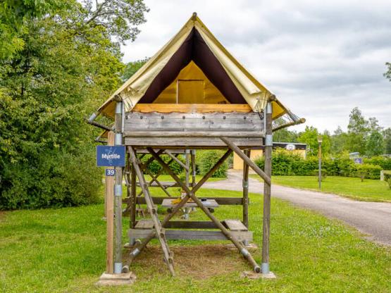 Biwakzelt auf Stelzen