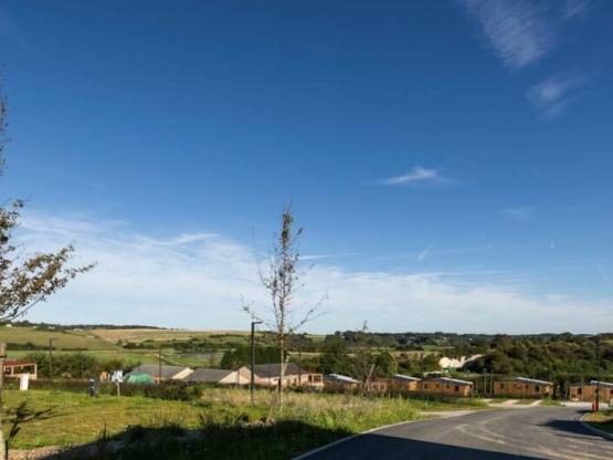 Stellplatz Komfort (1 Zelt, Wohnwagen oder Wohnmobil / 1 Auto / Strom)