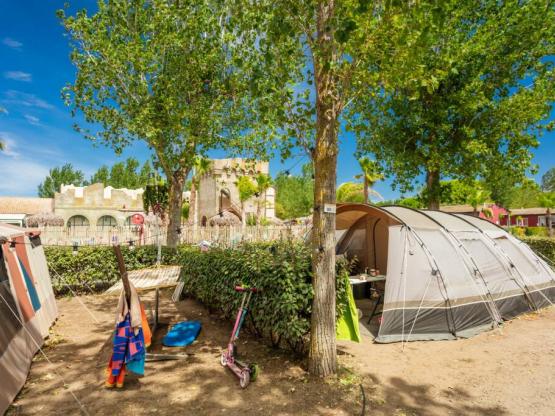 Stellplatz KOMFORT + Auto + Zelt oder Wohnwagen + Strom