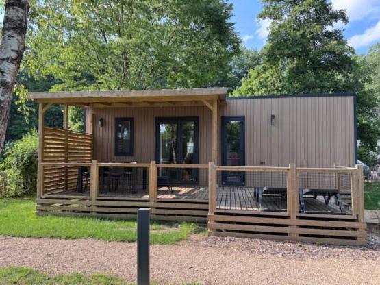 Mobilheim Premium 33m² / 3 Schlafzimmer - Terrasse + Spüllmachine + Grill