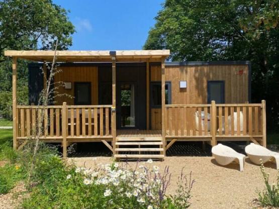 Lodge PREMIUM 2 Schlafzimmer + Überdachte Terrasse + Geschirrspüler + TV (32m²/2024)