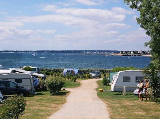 Stellplatz Komfort plus (1 Zelt, Wohnwagen, Wohnmobil / 1 Auto / Strom 10A / wasser)