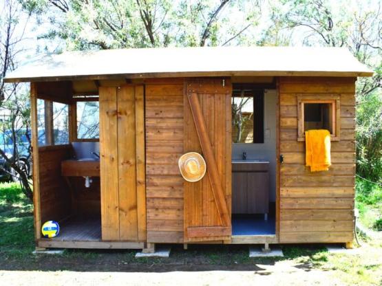 Stellplatz FREECAAMP +  Strom + mit Sanitäranlagen + kleine Küche