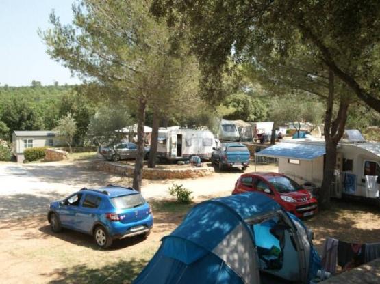 Stellplatz ohne Strom : 1 Fahrzeug + Zelt