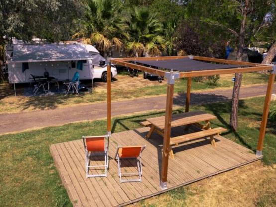 "PRIVILEGE XXL" Stellplatz  mit "Blick auf Gabionen"