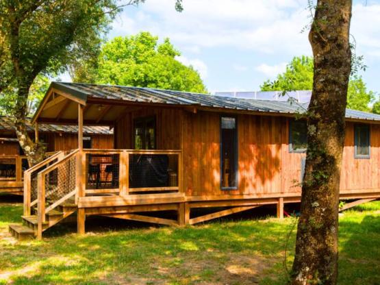 Lodge Premium VIP 45m² 2 Schlafzimmer - 11m² Terrasse + TV + Bettwäsche und Handtücher