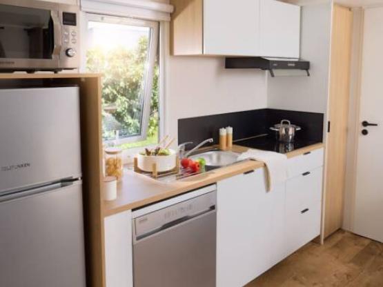 Mobilheim Premium 6p mit überdachter Terrasse, 3 Schlafzimmer, Klimaanlage, Geschirrspüler, TV