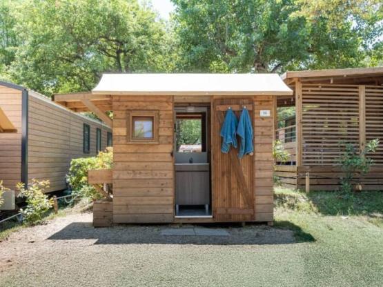 Stellplatz mit Sanitäranlagen