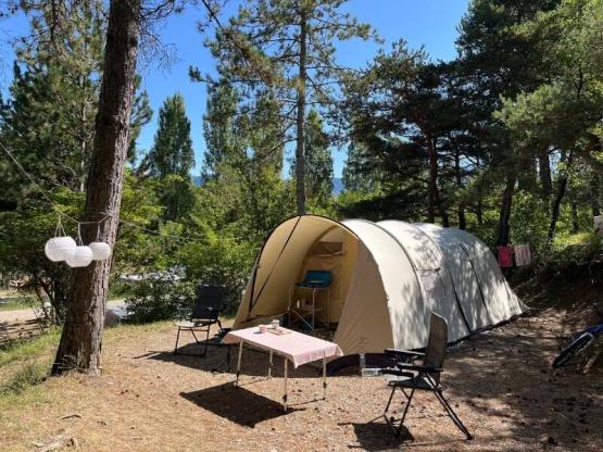 Stellplatz klein für kleines Zelt (mit Strom) - schwer zugänglich