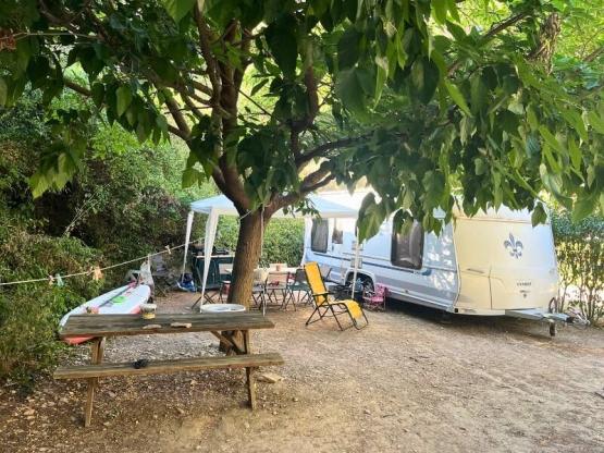 Camping Stellplatz Confort Large Zelt/Van/Wohnwagen/Wohnmobil (mit Strom)