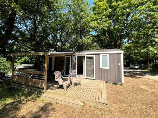 Mobile home with air conditioning and covered terrace