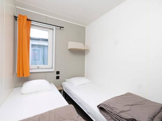 NEW// Stacaravan Premium 32m² (3 slaapkamers) + TV + airconditioning + terras