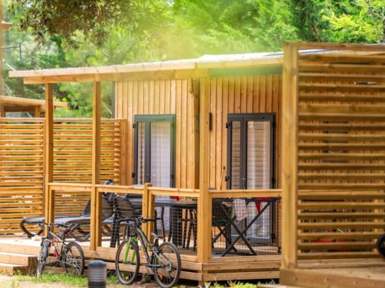 Premium Mobilheim 30 m² - 2 Schlafzimmer - halb überdachte Terrasse - TV + Klimaanlage + Bettwäsche