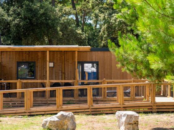 Premium Mobilheim RMA 30 m² - 2 Schlafzimmer - halb überdachte Terrasse - TV + A/C + Bettwäsche