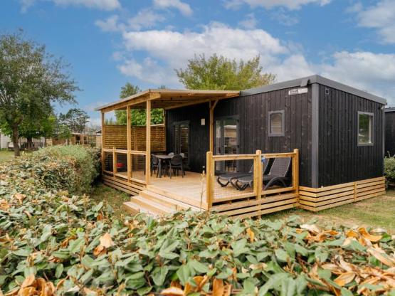 Homeflower Premium 29m² (2 Schlafzimmer) + KLIMAANLAGE + TV + Bettwäsche + Jacuzzi