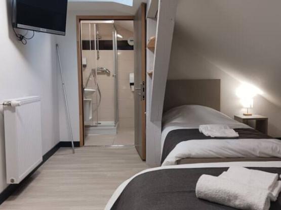 25 / Kleines Dachzimmer für 2 Personen oder 3 Personen, wenn 1 Kind dabei ist