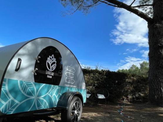 GEMÜTLICHE NATUR - Doppelbett, Kochnische, Gartenmöbel -