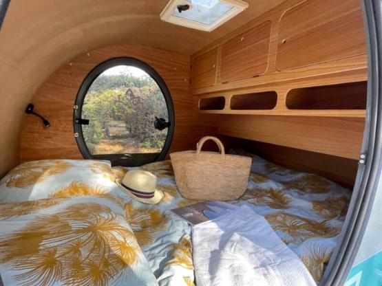 GEMÜTLICHE NATUR - Doppelbett, Kochnische, Gartenmöbel -