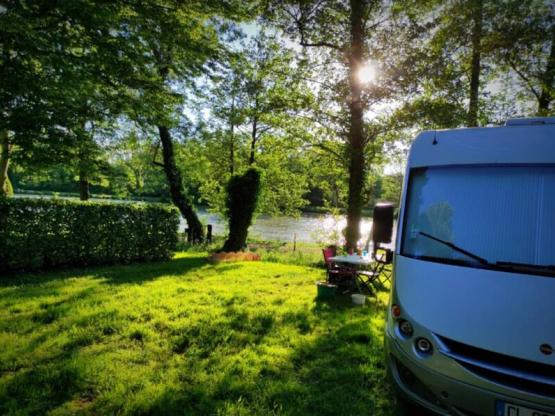 Stellplatz Confort (Zelt, Wohnwagen, Wohnmobil / 1 Auto / Strom 10A)