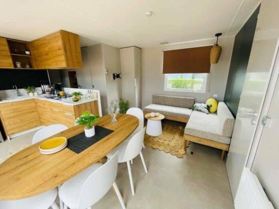 NEW // Mobil-home Premium 40m² (3 chambres) + Terrasse couverte + TV + Climatisation + 2SDB