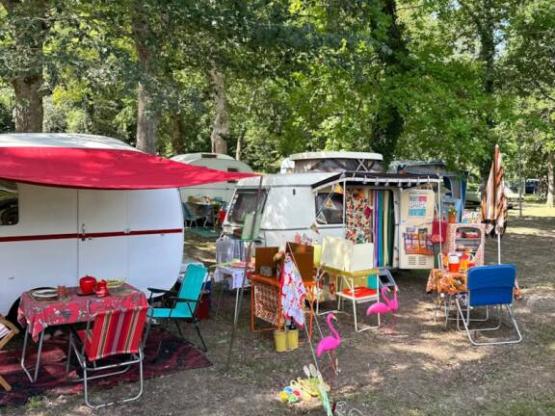 Paket pro Nacht: Lage + 1 Person + 1 Zelt.