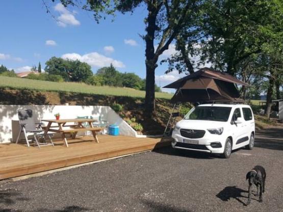 Premium-Stellplatz: Holzterrasse, Picknicktisch und private Sanitäranlagen