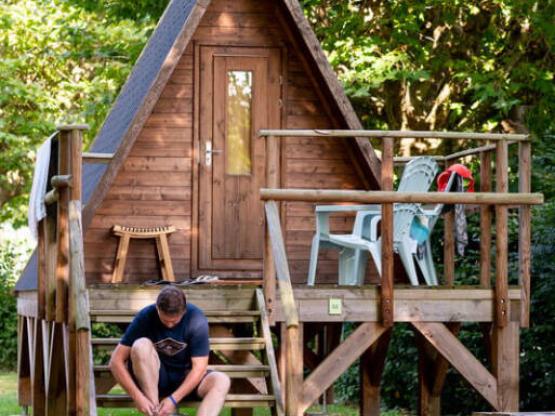 Holzhütte mit Terrasse (2 Erwachsene +  1 Kind)
