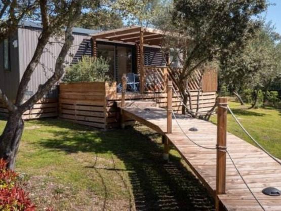 Ultimate Mobilheim - 40 M² - 3 Schlafzimmer – erhöhte Terrasse mit Jacuzzi