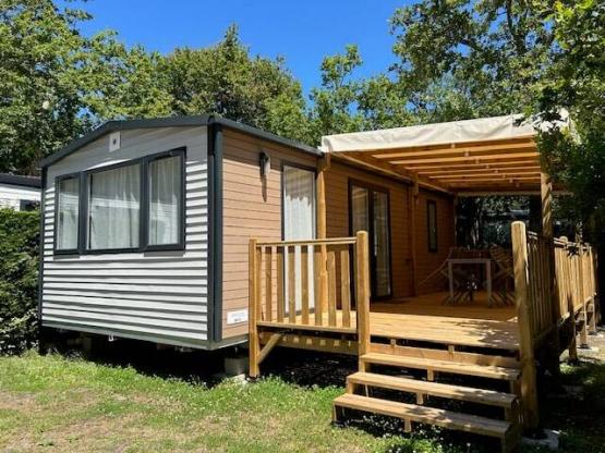 Mobilheim PREMIUM 28m² - 2 Zimmer + überdachte Terrasse + TV + Bettwäsche + Handtücher