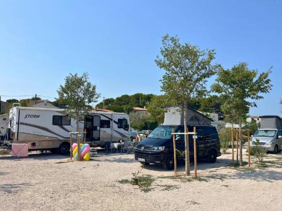 Komfort Stellplatz  MEDIUM für Zelt/Van (mit Strom)