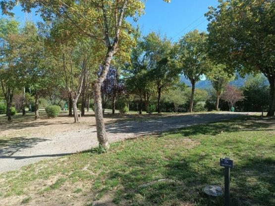 Stellplatz Confort XL für Zelt/Van/Wohnwagen/Wohnmobil (inklusive Strom)