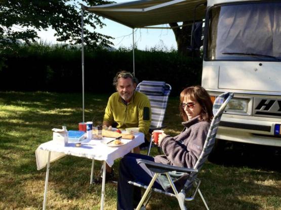 Stellplatz confort > 5.5 m : 2 Personen. + (Auto) oder (1 Wohnwagen) oder (1 Wohnmobil)