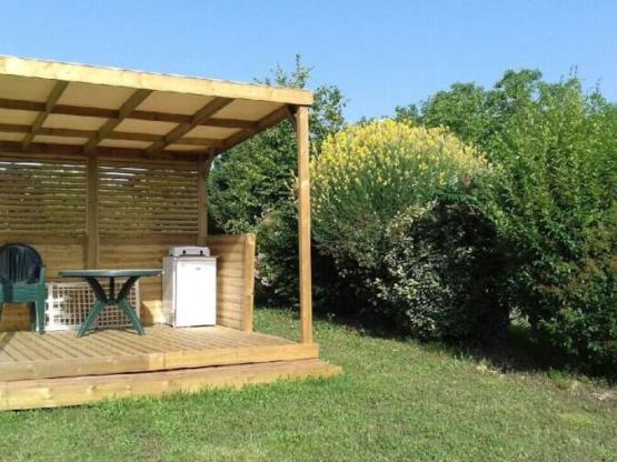 Stellplatz KITCHENETTE mit kleiner Küche unter einer beschatteten Pergola und 6A Stromanschluss