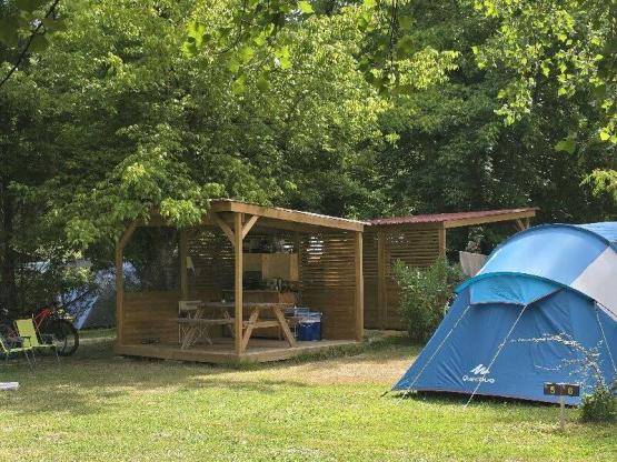 Stellplatz KITCHENETTE mit kleiner Küche unter einer beschatteten Pergola und 6A Stromanschluss