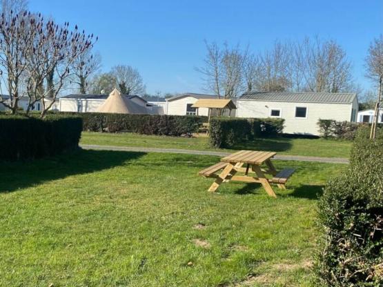 Emplacement Privilège garden - emplacement de 100 m²  avec électricité 10A et table/ 5 pers max