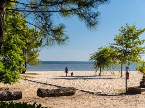 Stellplatz mit Strom - Blick auf den See - 1. Reihe / S