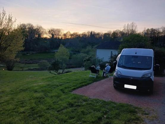 Stellplatz PLUS: 1 Wohnmobil oder 1 Wohnwagen mit Strom