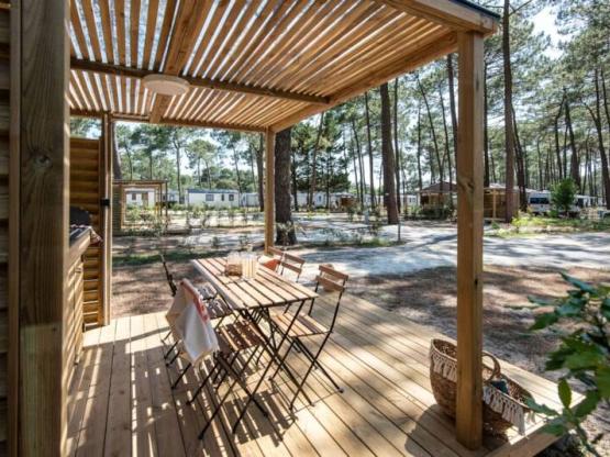 SIGNATURE Stellplatz mit ausgestatteter Terrasse / M