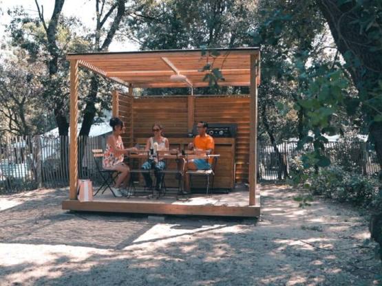 SIGNATURE Stellplatz mit ausgestatteter Terrasse / M