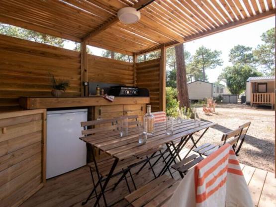 Emplacement SIGNATURE avec terrasse équipée / D