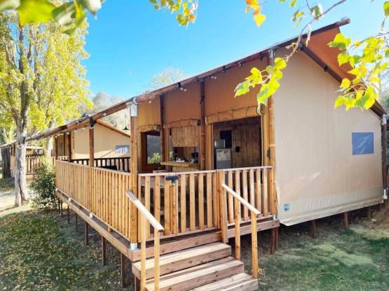 Glamping Lodge PREMIUM 34m² - 2 Schlafzimmer - TV - Klimaanlage - überdachte Terrasse -