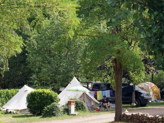 tent location with vehicle on the pitch (included in the rate: 2 pers, electricity)