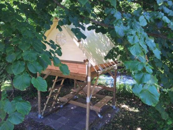 Petite tente bivouac sur pilotis, avec raccord électricité.