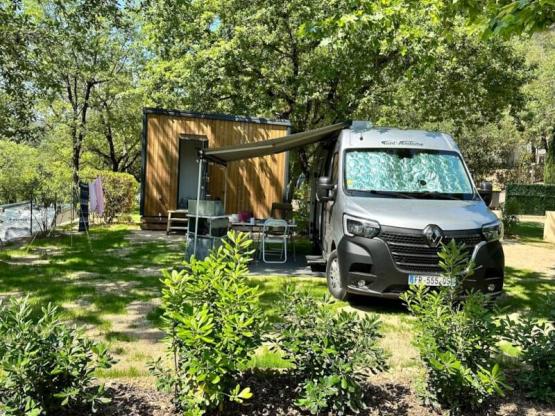 Emplacement (D) Premium sanitaire privé (électricité 6 amp inclu) 7m max cordages/timon incl.